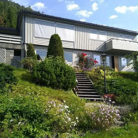Family & Vacation Homes *
